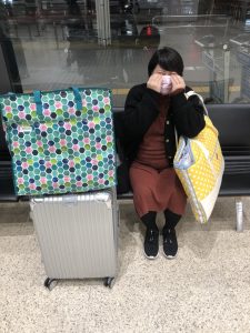 空港で泣きまねをする妻